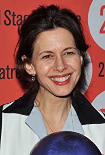 How tall is Jessica Hecht?